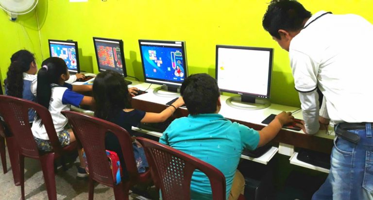 Niños en sus cursos