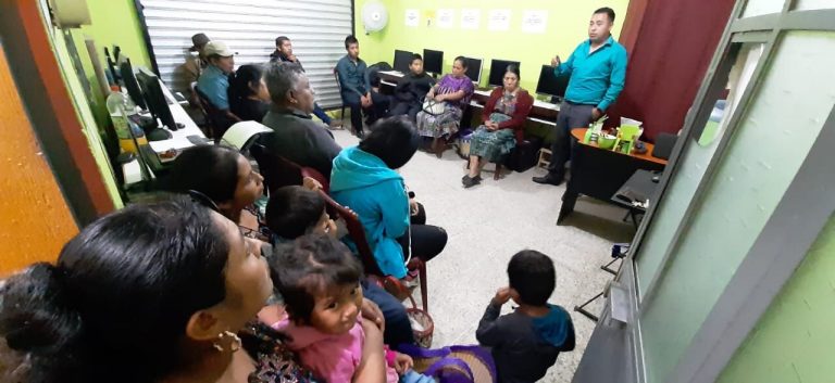 Socializando información con padres