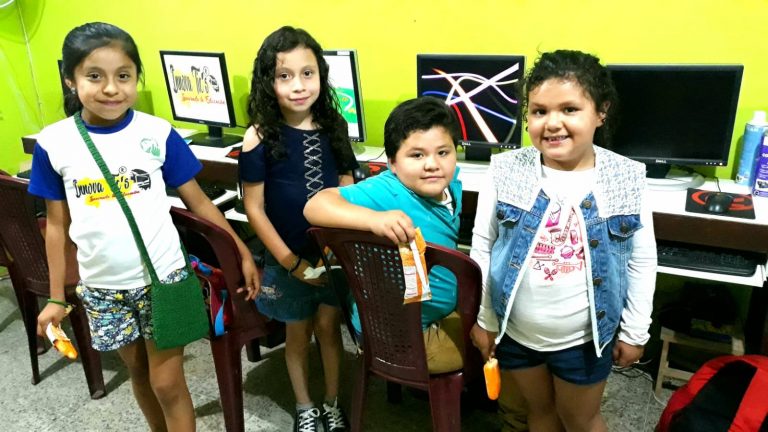 Niños en curso de Computación